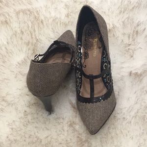 Restricted herringbone heels